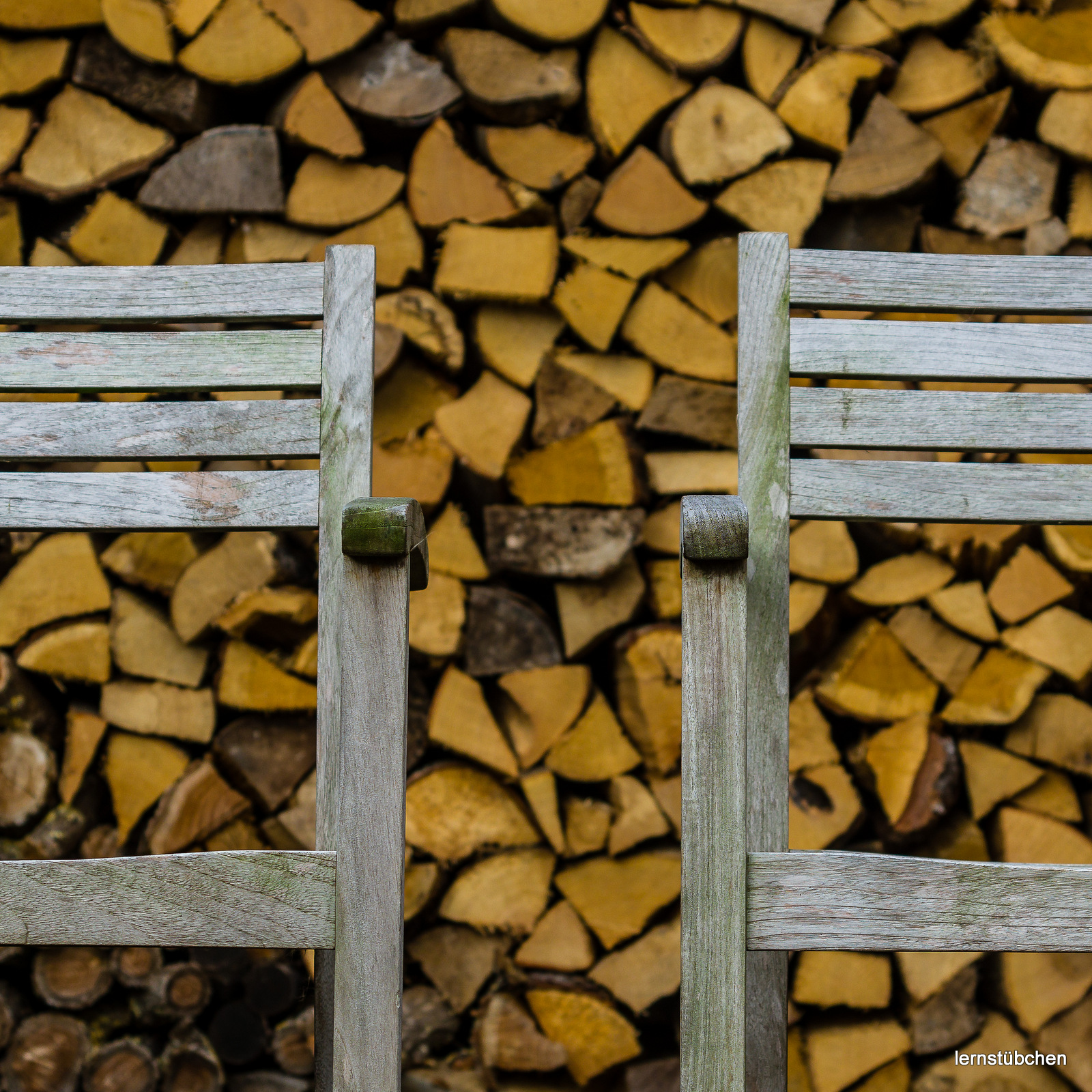 Stühle vorm Holz.jpeg